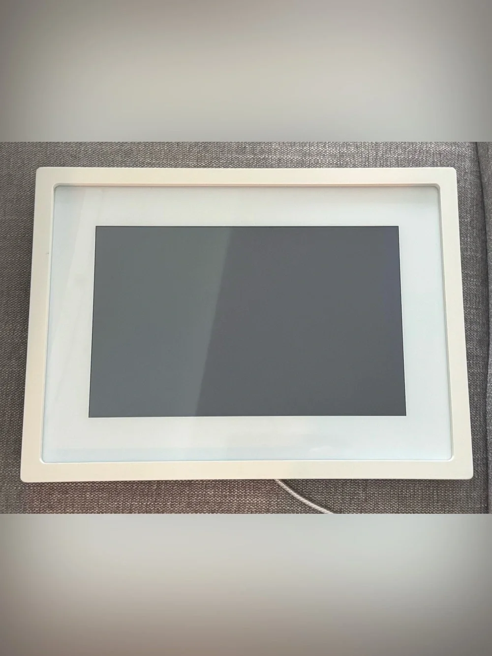 Skylight Frame White Digital Photo Frame - Sleek Electronic Display
